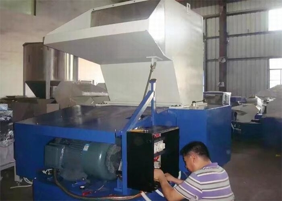 灰色の中央粒状になる造粒機のプラスチック リサイクルのシュレッダー機械高速