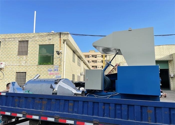 灰色の中央粒状になる造粒機のプラスチック リサイクルのシュレッダー機械高速