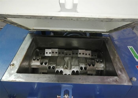 灰色の中央粒状になる造粒機のプラスチック リサイクルのシュレッダー機械高速