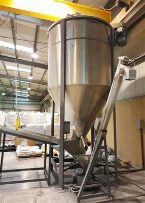 3.75 -7.5KWモーター駆動スクリューのプラスチック混合ドライヤー混合機
