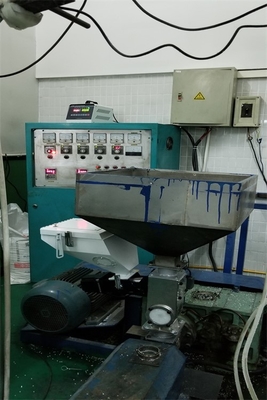 220V / 380Vプラスチック混合機械Masterbatchの容積測定の投薬の単位